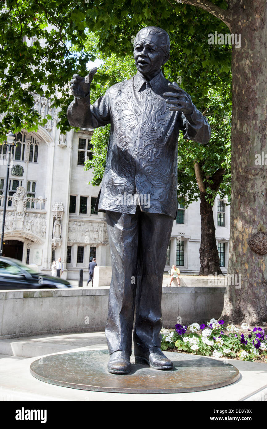 Una statua di Nelson Mandela in piazza del Parlamento, Londra Foto Stock