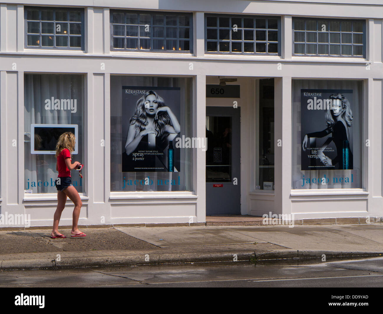 Donna che cammina in breve area nord di Columbus Ohio negli Stati Uniti Foto Stock