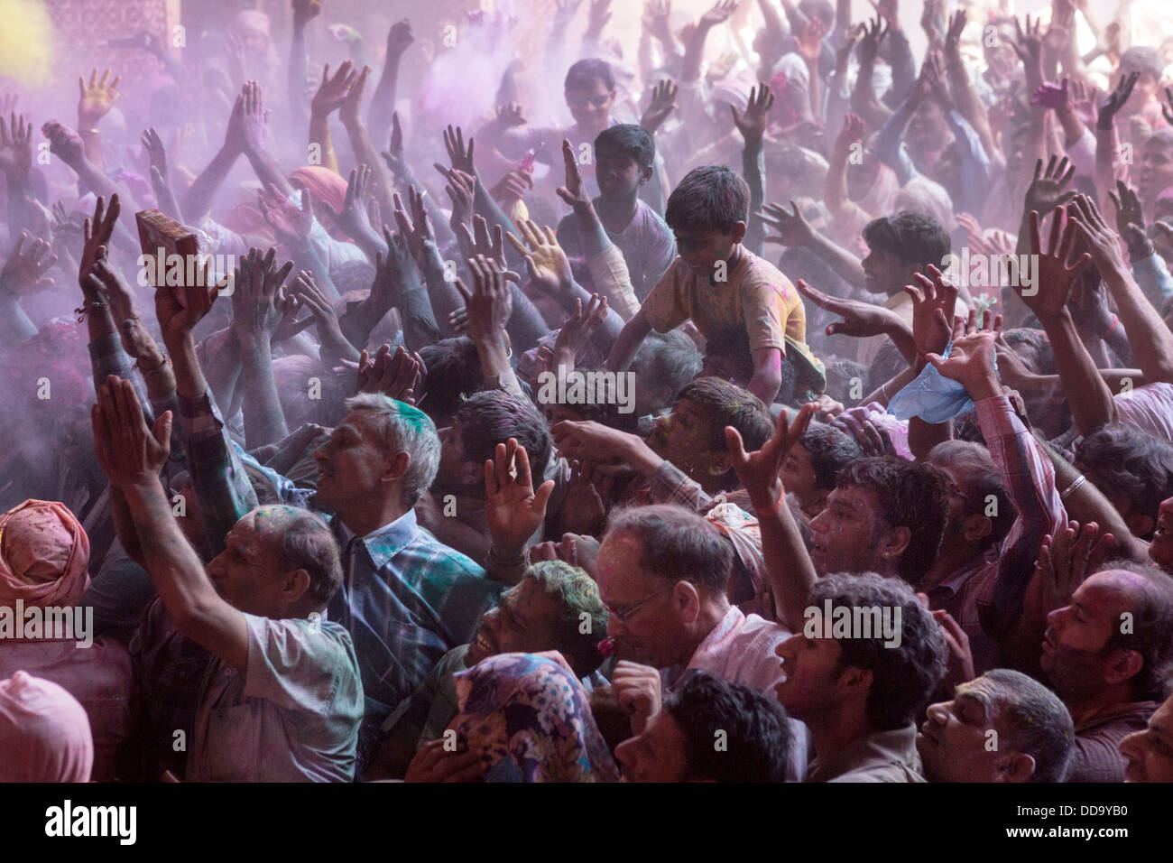 Un gran numero di fedeli in preghiera davanti l immagine di Krishna all interno del tempio durante il festival di Holi in Vrindavan Foto Stock