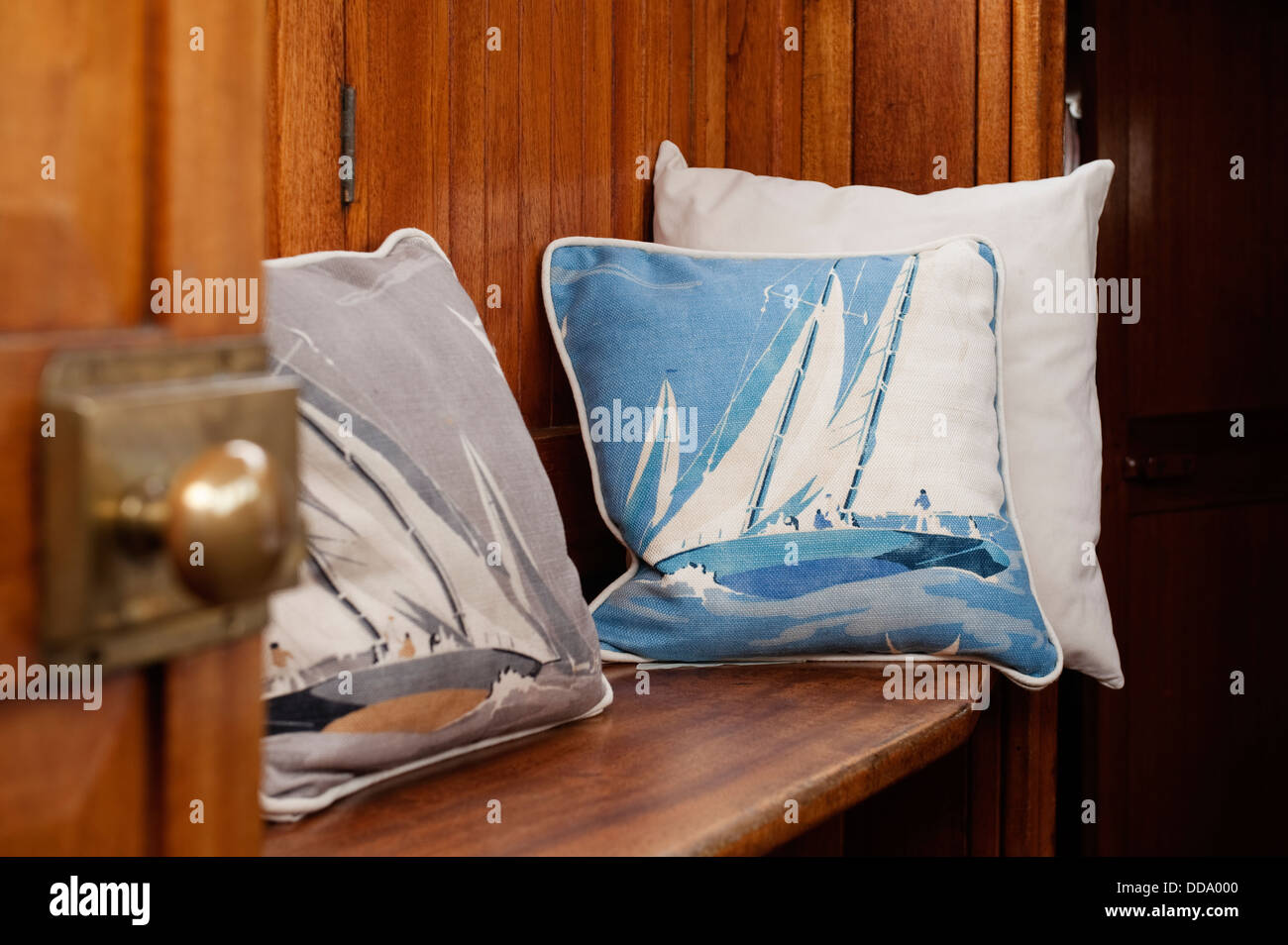 Interni cabina cuscineria incassata sul banco di legno Foto Stock