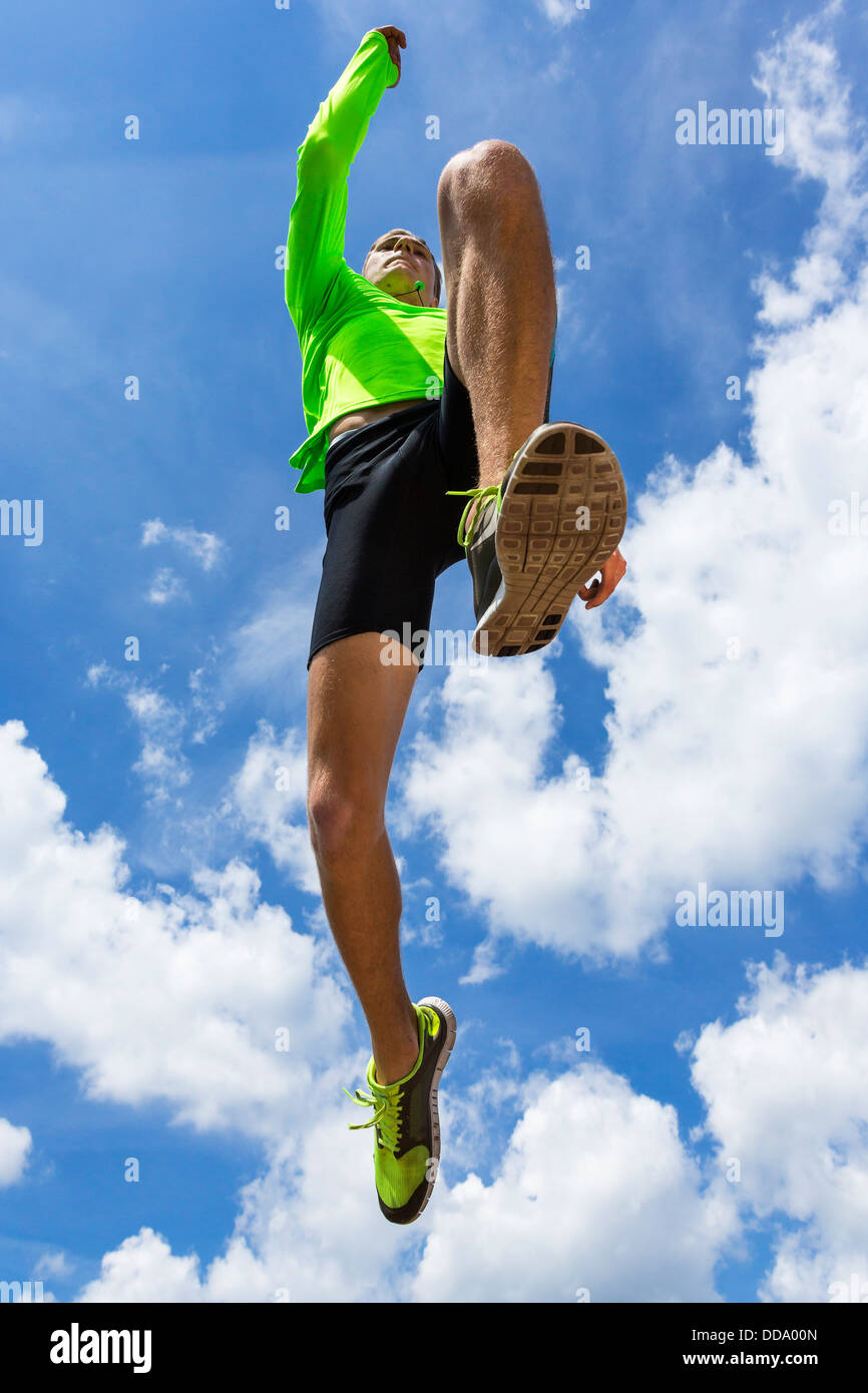 La Germania, il giovane uomo che fa il salto in lungo in via Foto Stock