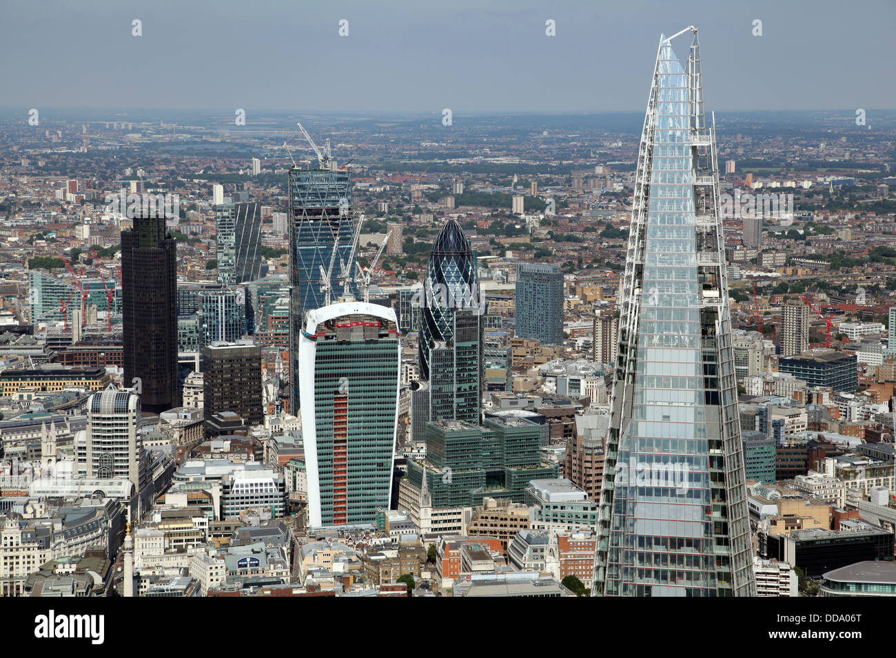 Una veduta aerea della città di Londra che includono la Shard e del Walkie-Talkie cetriolino e edifici Foto Stock