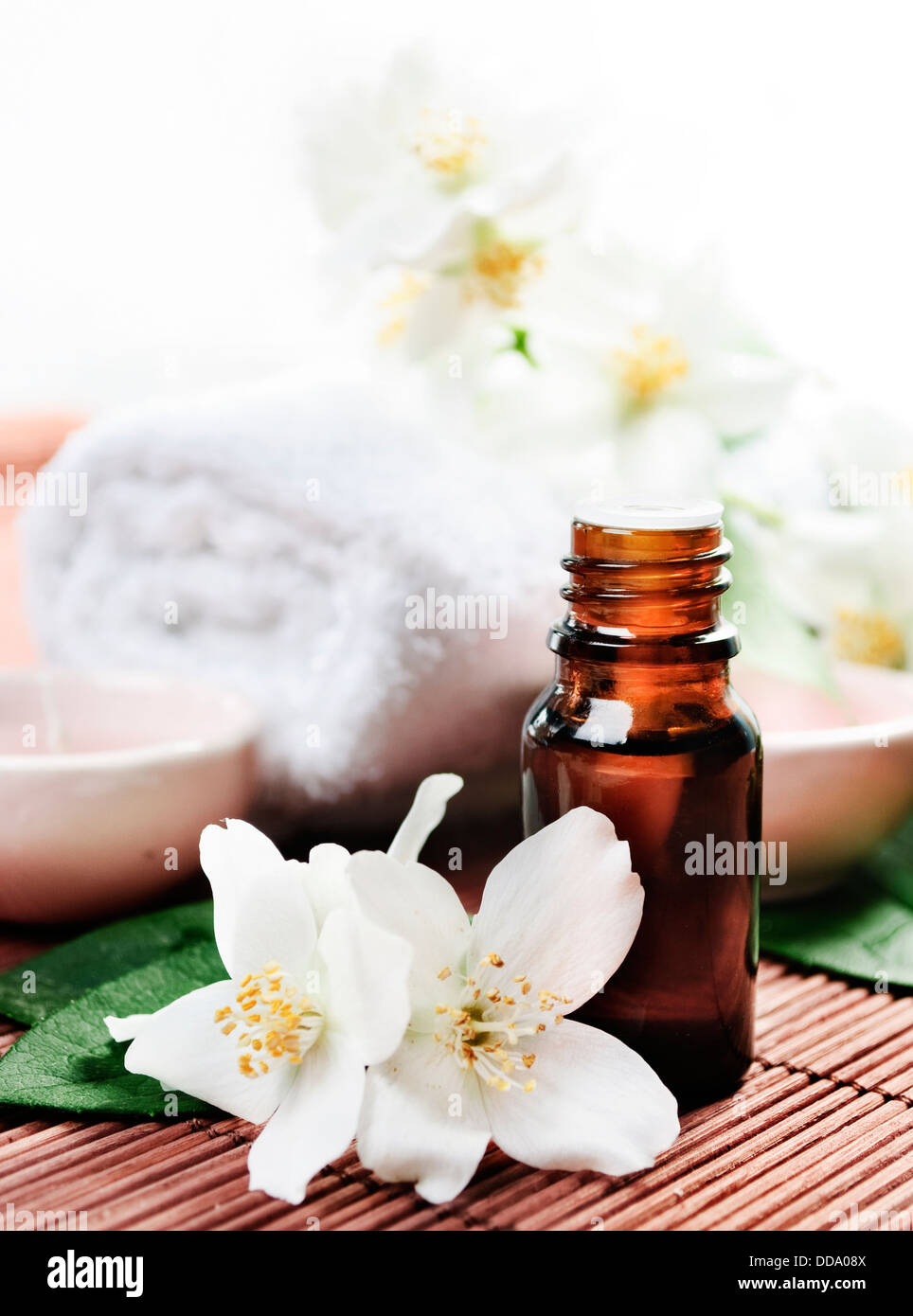 Olio essenziale di fiori di gelsomino su sfondo di legno Foto Stock