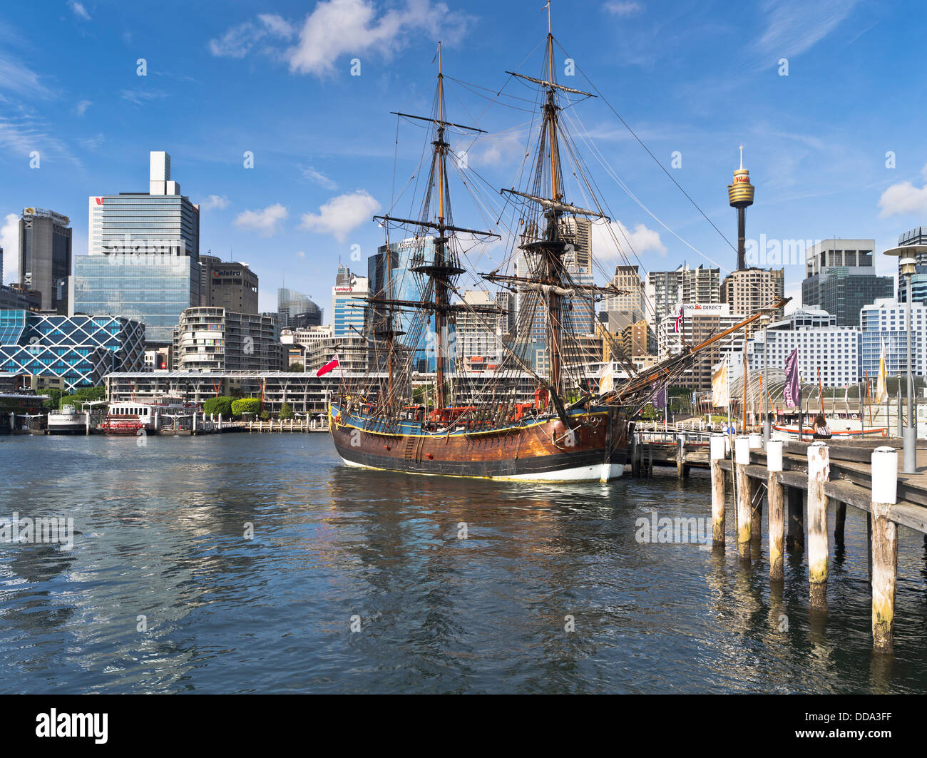 dh Darling Harbour Captain Cook SYDNEY AUSTRALIA HM Bark Endeavour Replica Australian National Maritime Museum porto nave musei NSW Foto Stock