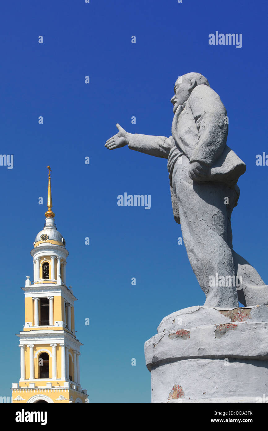 Statua del russo rivoluzionario comunista Vladimir Ilyich Lenin (1870-1924) al di fuori del Bell-Tower di Giovanni apostolo in Kolomna, Russia Foto Stock