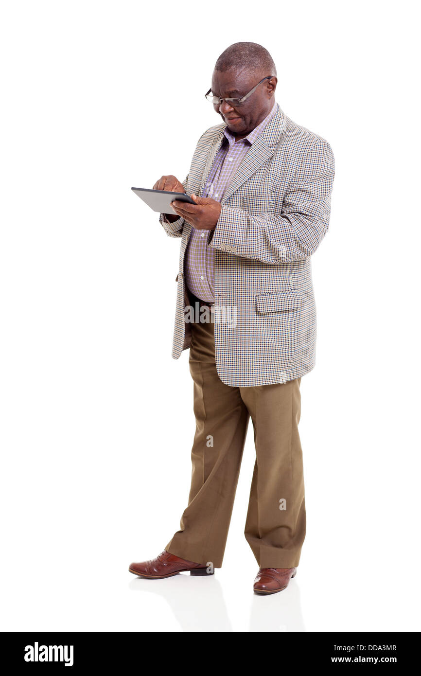 Moderno americano africano vecchio uomo utilizzando computer tavoletta su sfondo bianco Foto Stock