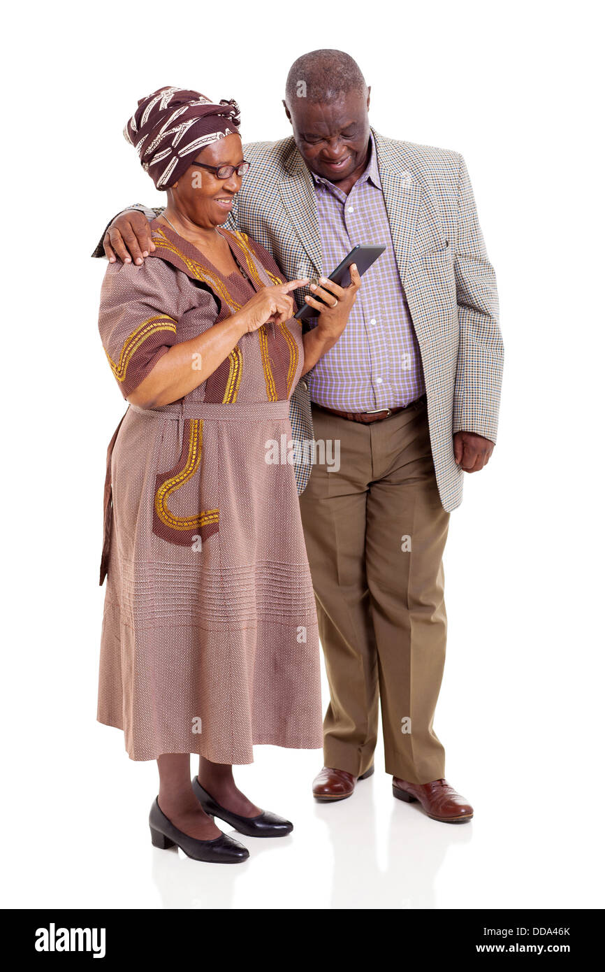 Felice senior coppia africana utilizzando computer tavoletta su sfondo bianco Foto Stock