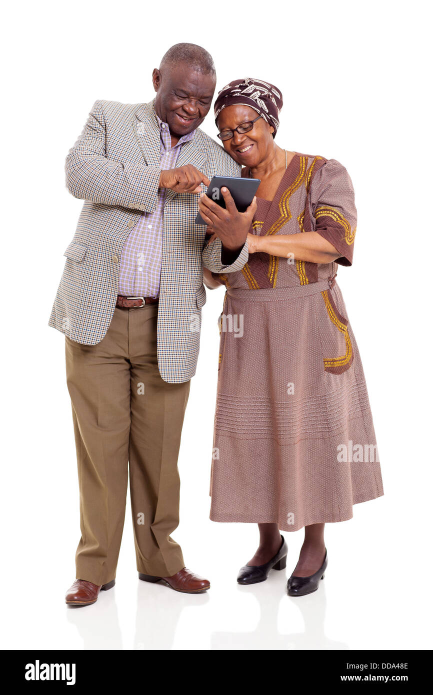 Vecchia coppia africana utilizzando computer tablet isolato su bianco Foto Stock