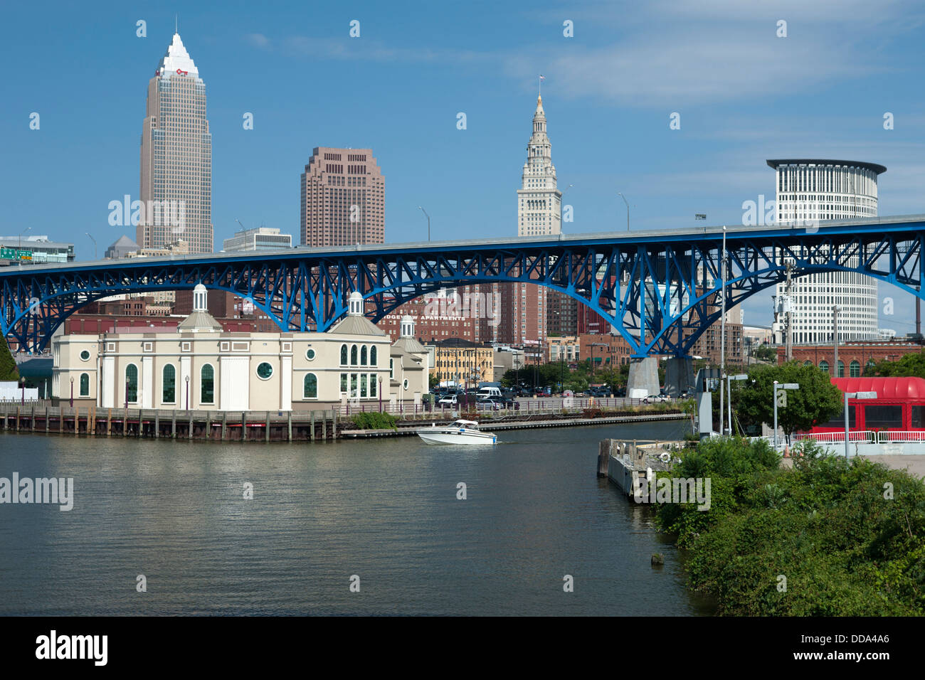 Fiume CUYAHOGA skyline del centro di Cleveland OHIO USA Foto Stock