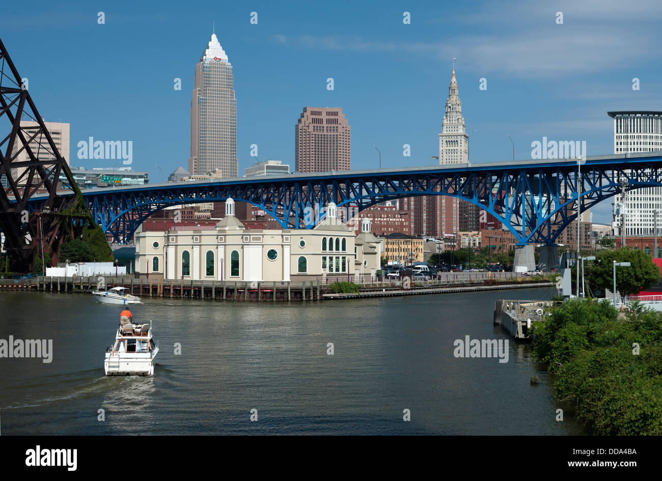 Fiume CUYAHOGA skyline del centro di Cleveland OHIO USA Foto Stock