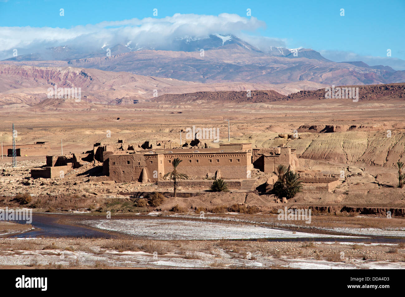 Ksar, mattone di fango castello, appena prima di raggiungere il nastro Ait Benhaddou, Marocco Foto Stock