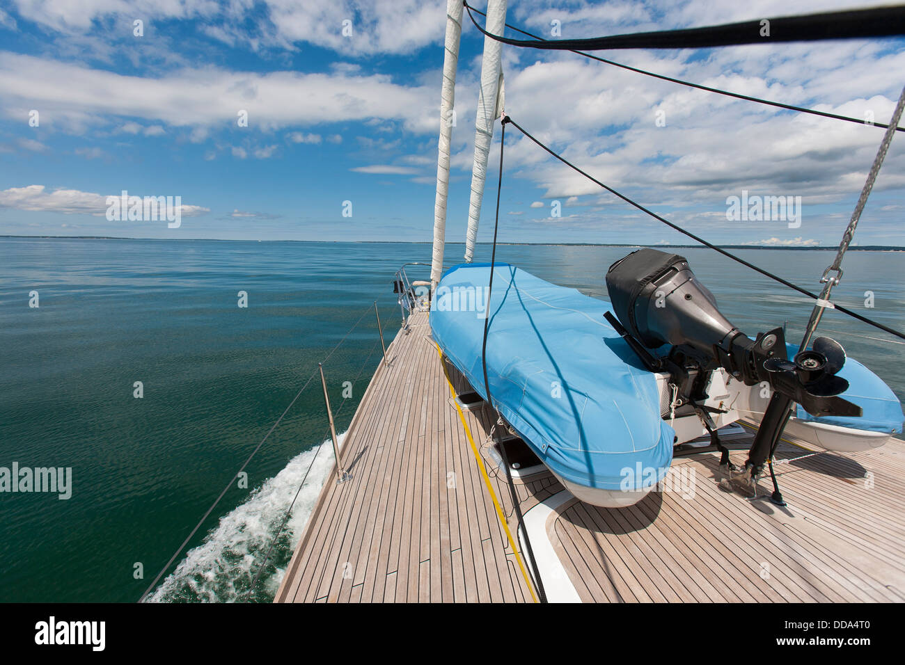 Uno yacht a vela con una bandiera britannica e un gommone sulla coperta di prua si avvicina al canale di Cape Cod in Massachusetts, STATI UNITI D'AMERICA Foto Stock