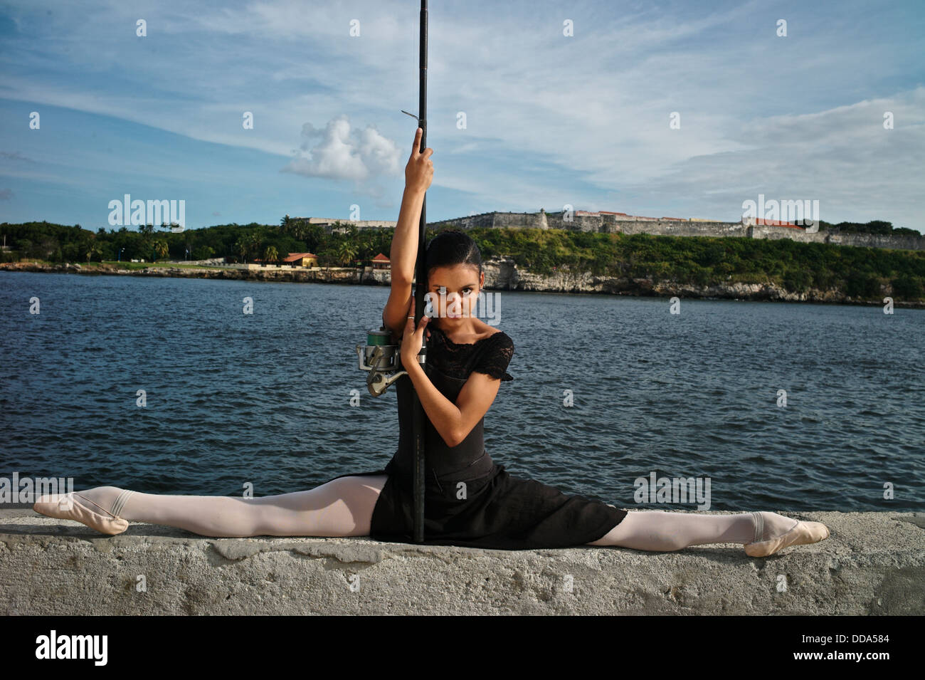 Una ballerina classica da Cuba National Ballet al Malecon. Foto Stock