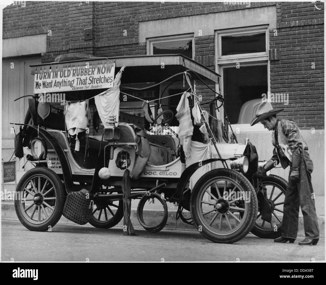 Una scena che mostra una strada o una strada associata alla raccolta o allo smaltimento dei materiali in gomma di scarto. Foto Stock