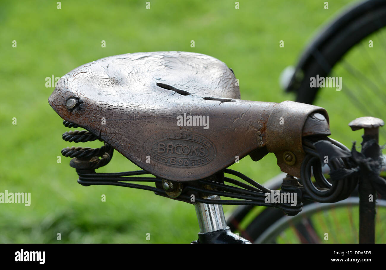 Vecchio Brooks cuoio sella per bicicletta Foto stock - Alamy