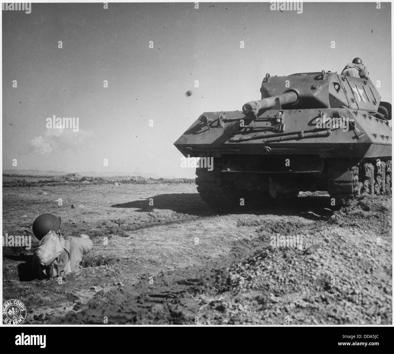 Soldato nel foro Fox getta mano-granata al cacciatorpediniere serbatoio a Commando training camp in Camp Carson, Co. - - 197169 Foto Stock