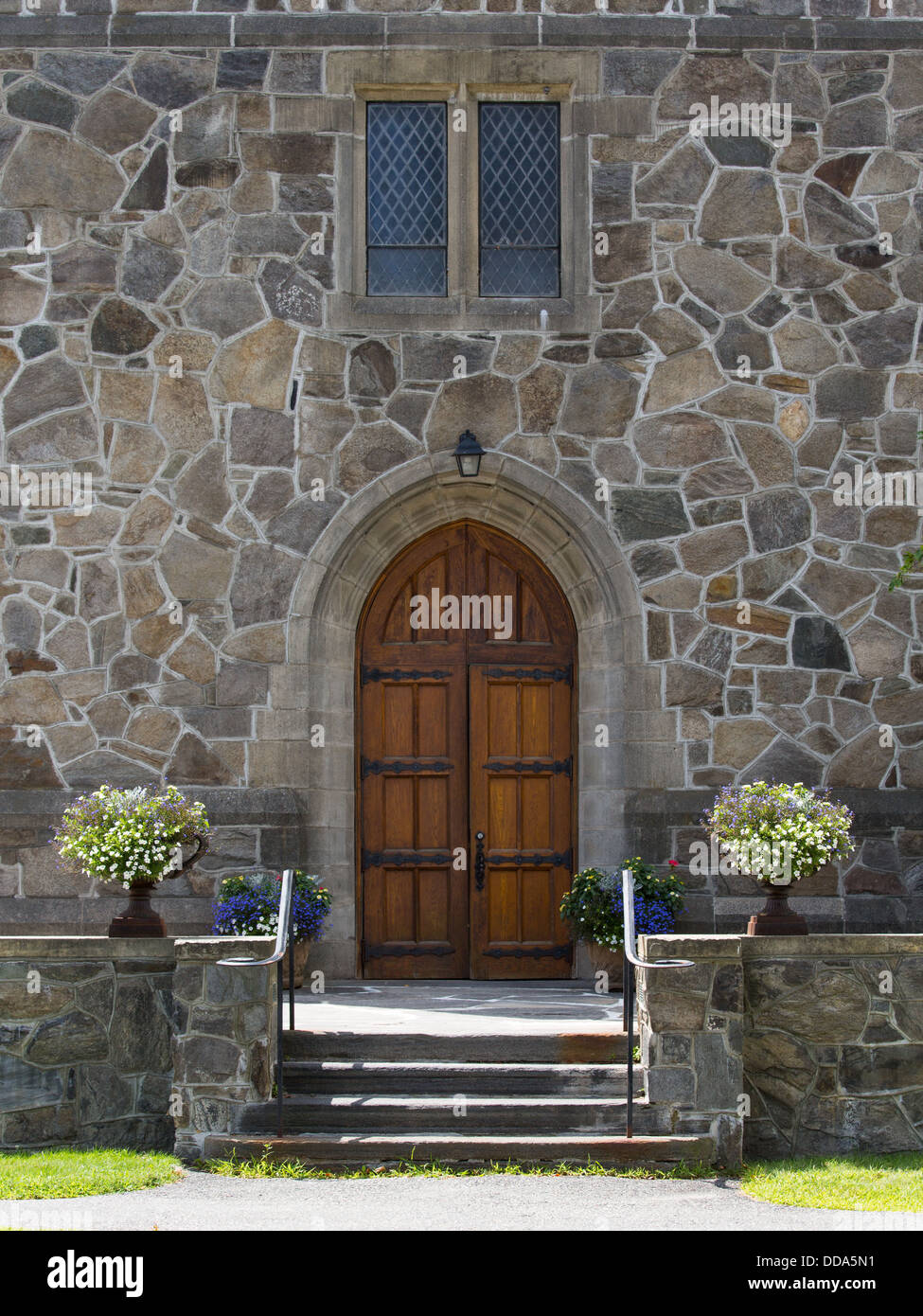 Questa immagine mostra una bella chiesa ingresso al santuario pacifico. Foto Stock