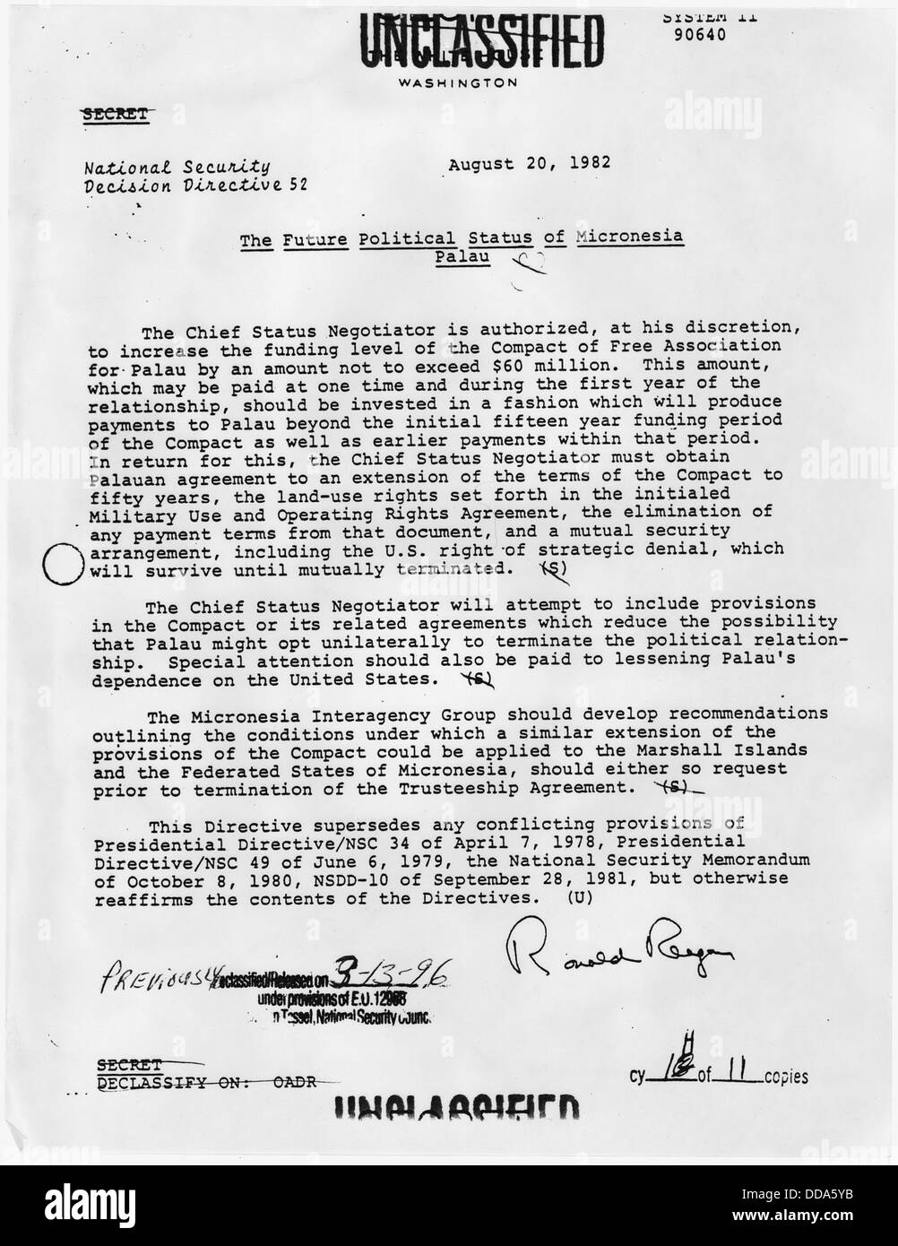 Questo documento affronta il futuro status politico di Micronesia e Palau, esplorando potenziali percorsi per queste isole del Pacifico, concentrandosi sulla sovranità politica e l'autodeterminazione. Foto Stock