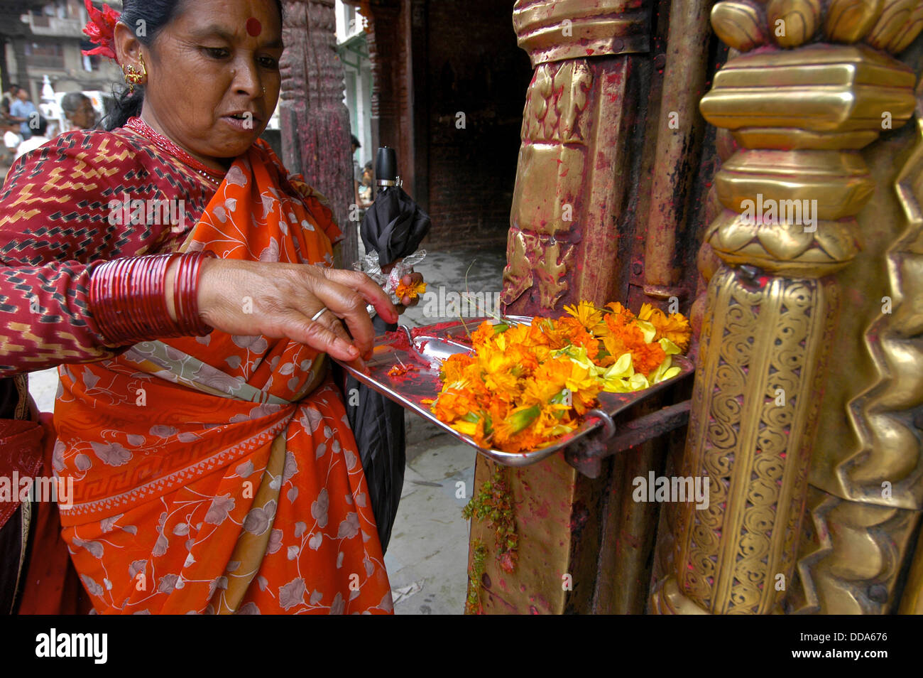 Una donna con un vassoio di Le calendule a Hanuman-dhoka Durbar Square. Foto Stock