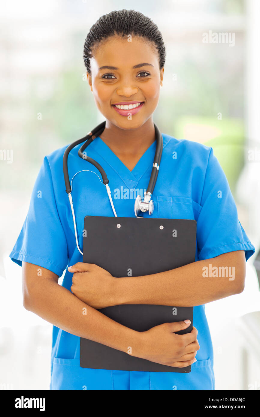 Bellissima femmina African Medical nurse holding negli appunti Foto Stock