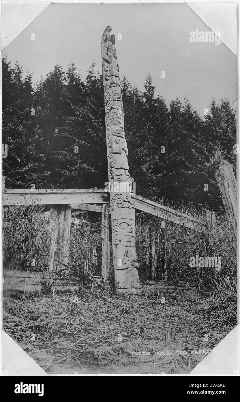 Questa fotografia mostra un totem proveniente da Old Kasaan, Alaska, un luogo storicamente significativo per la cultura indigena. Il totem riflette il patrimonio e la tradizione artistica dei nativi dell'Alaska. Foto Stock