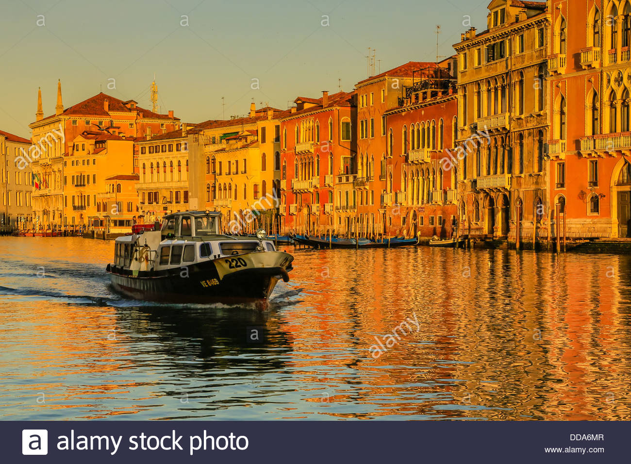 Con un taxi acqueo veli il Canal Grande a Venezia Foto Stock