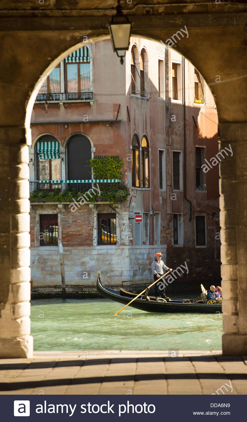 Un gondoliere si sposta fino al Grand Canal. Foto Stock