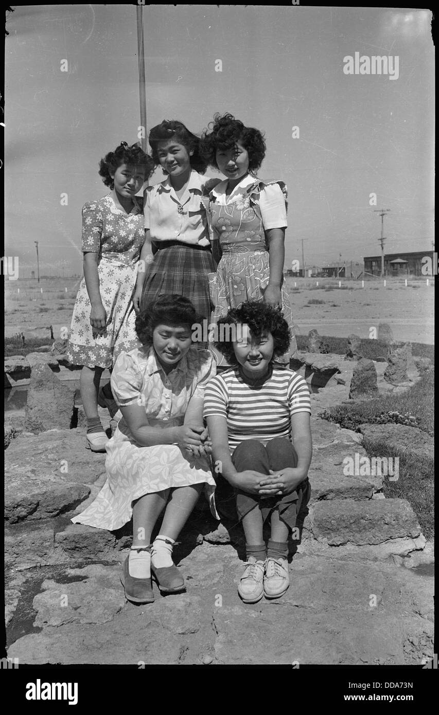 Le ragazze delle scuole superiori al Tule Lake Relocation Center di Newell, California, un luogo in cui si tenevano gli evacuati giapponesi americani durante la seconda guerra mondiale Foto Stock