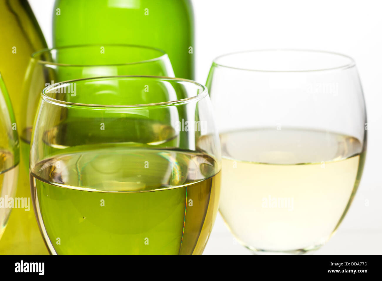 Bicchieri di vino e bottiglie - bicchieri di vino bianco e bottiglie su sfondo bianco. Foto Stock