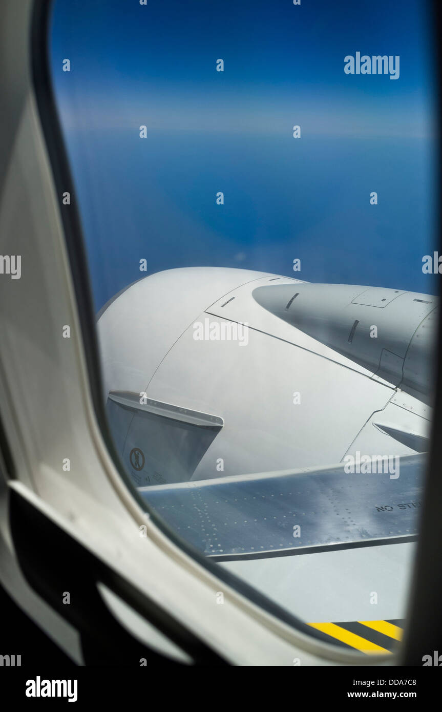 Jet motore visto dal lato interno di una ryanair airbus 320 contro un cielo blu chiaro. Foto Stock