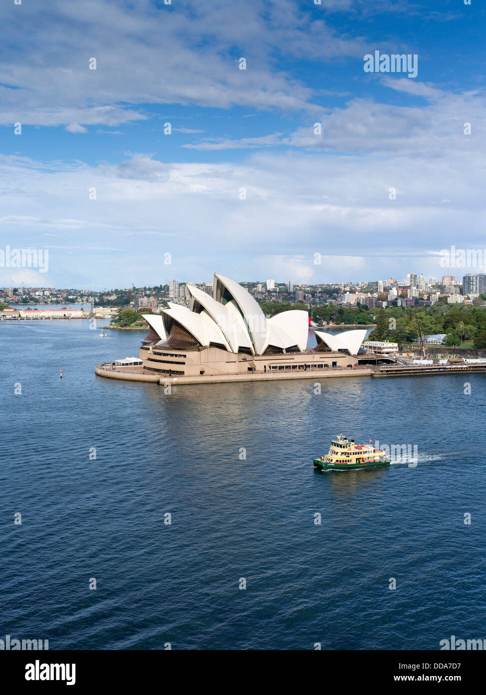 dh Sydney Opera House SYDNEY AUSTRALIA Harbour Ferries ferry Sydney harbour Opera House vista aerea barca diurna porto barche Foto Stock