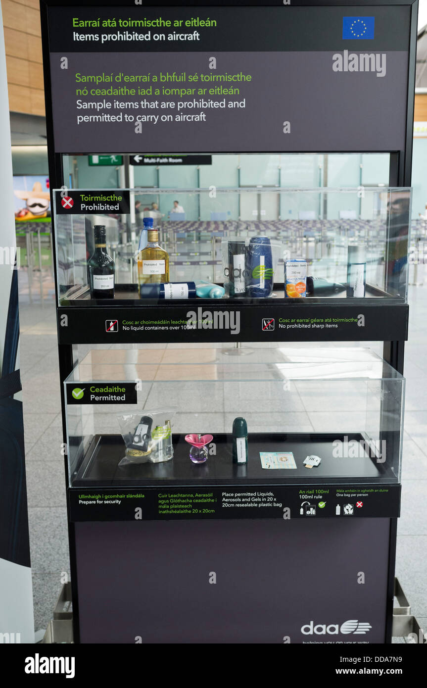 Display del proibito e liquidi consentiti per il bagaglio a mano a Dublin Airport Terminal 2, l'Irlanda. Foto Stock