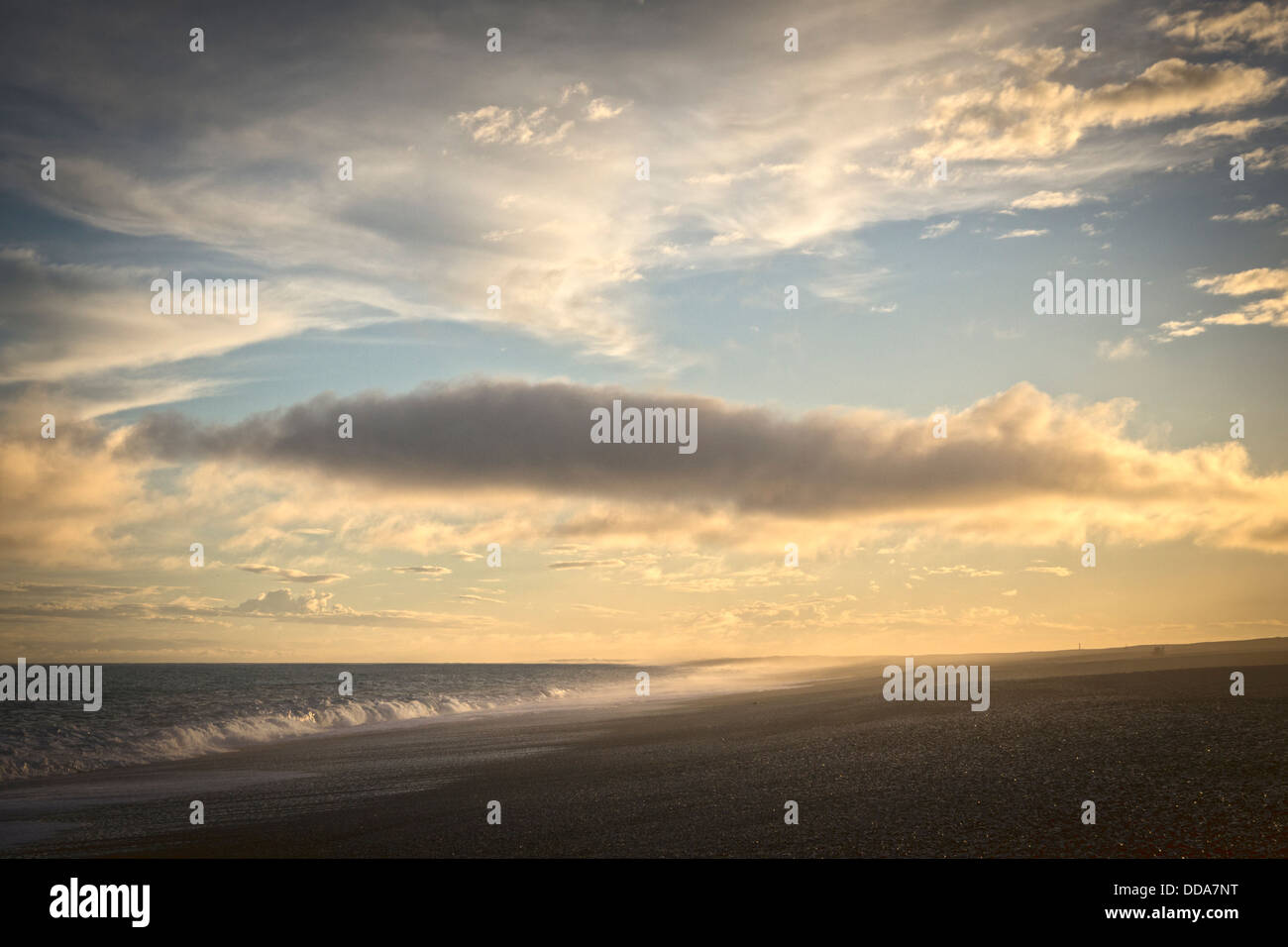 Seascape Luce della Sera - una vista lungo una spiaggia deserta in ultima luce, appena prima che il sole scompare. Foto Stock