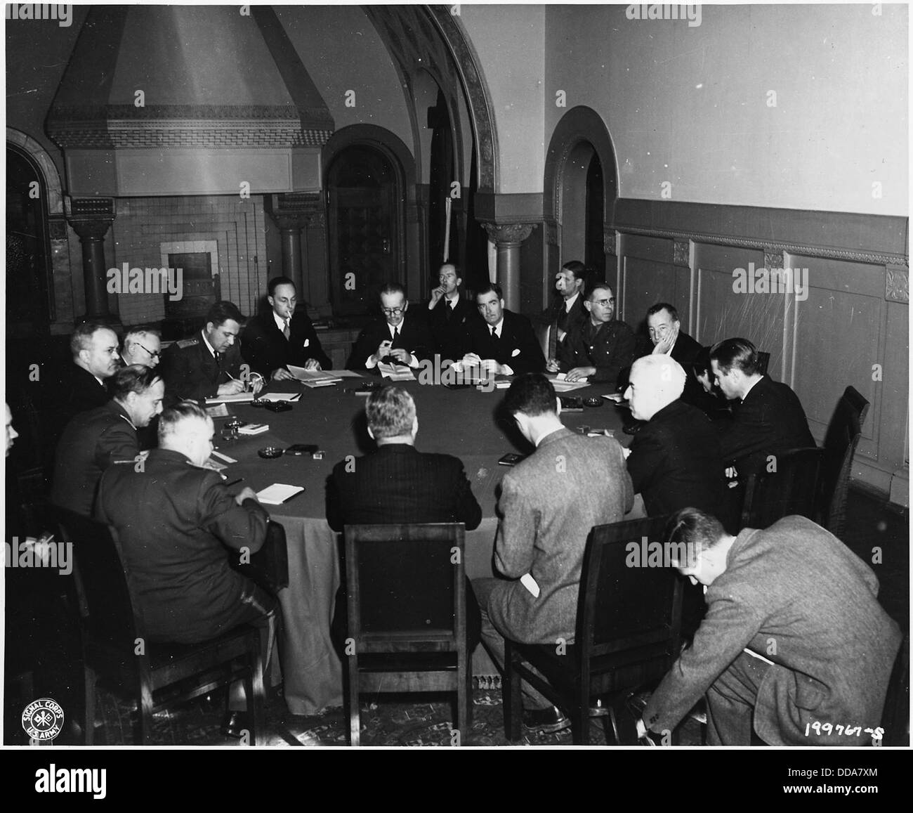 Il ministro degli Esteri sovietico Vaycheslav Molotov, il ministro degli Esteri britannico Anthony Eden e il segretario di Stato degli Stati Uniti Stettinius si incontrano con i rispettivi funzionari degli uffici esteri, simboleggiando la diplomazia internazionale durante la metà del XX secolo. Foto Stock