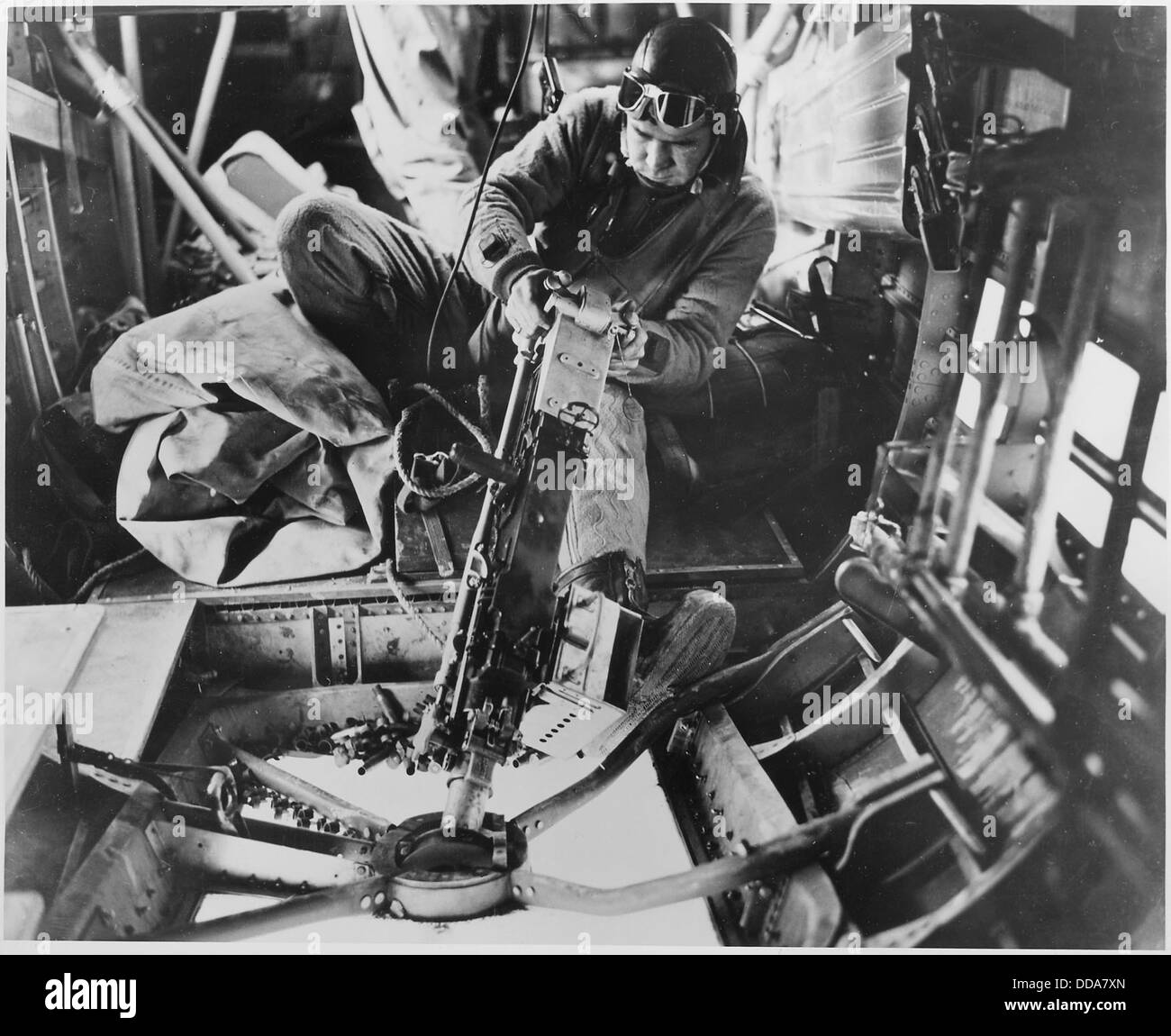 Il sergente William Watts, un cannoniere dell'aeronautica militare statunitense di Alexandria, Louisiana, spara la sua mitragliatrice contro obiettivi nemici durante una missione di combattimento aereo. Questa immagine storica cattura l'intensità dei combattimenti aerei durante la seconda guerra mondiale Foto Stock