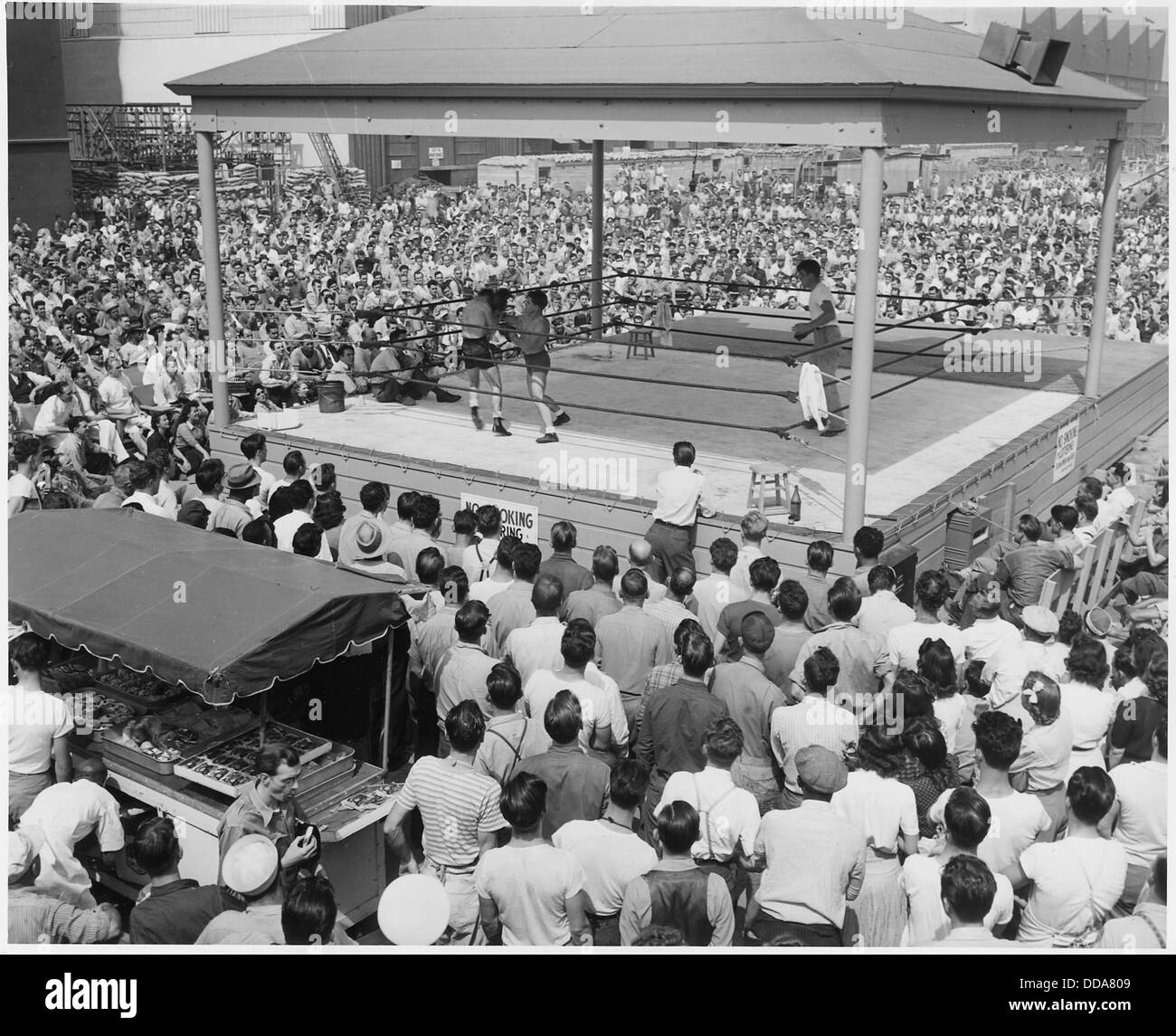 Programmi di vario sono presentati presso la North American di Inglewood, calif., pianta durante il pranzo periodi. qui migliaia guardare ... - - 195483 Foto Stock