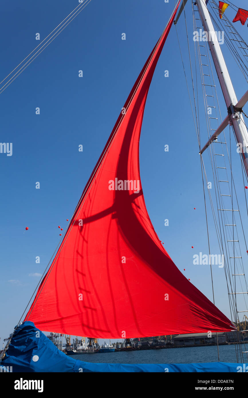 Il red sail closeup sul cielo chiaro Foto Stock