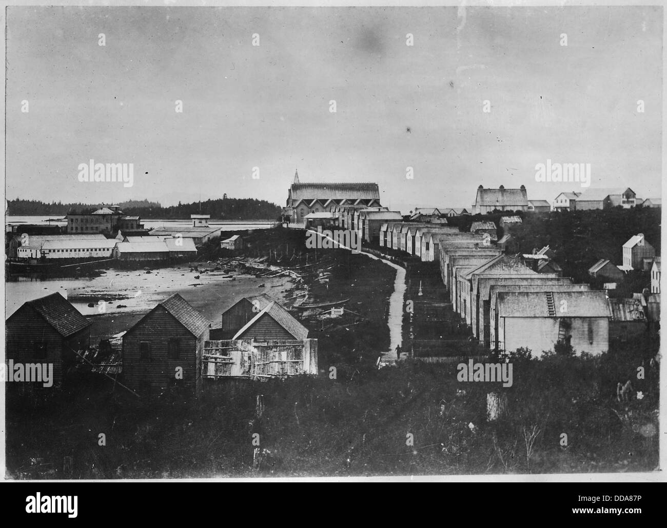 Una vista panoramica di Metlakatla, British Columbia, con l'attenzione sulla chiesa in lontananza. La comunità è conosciuta per il suo ricco patrimonio indigeno e l'industria della pesca. Foto Stock