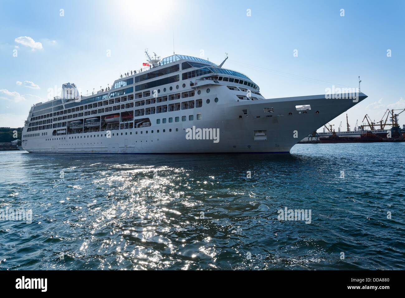 Nave passeggeri a galla un mare scintillante Foto Stock