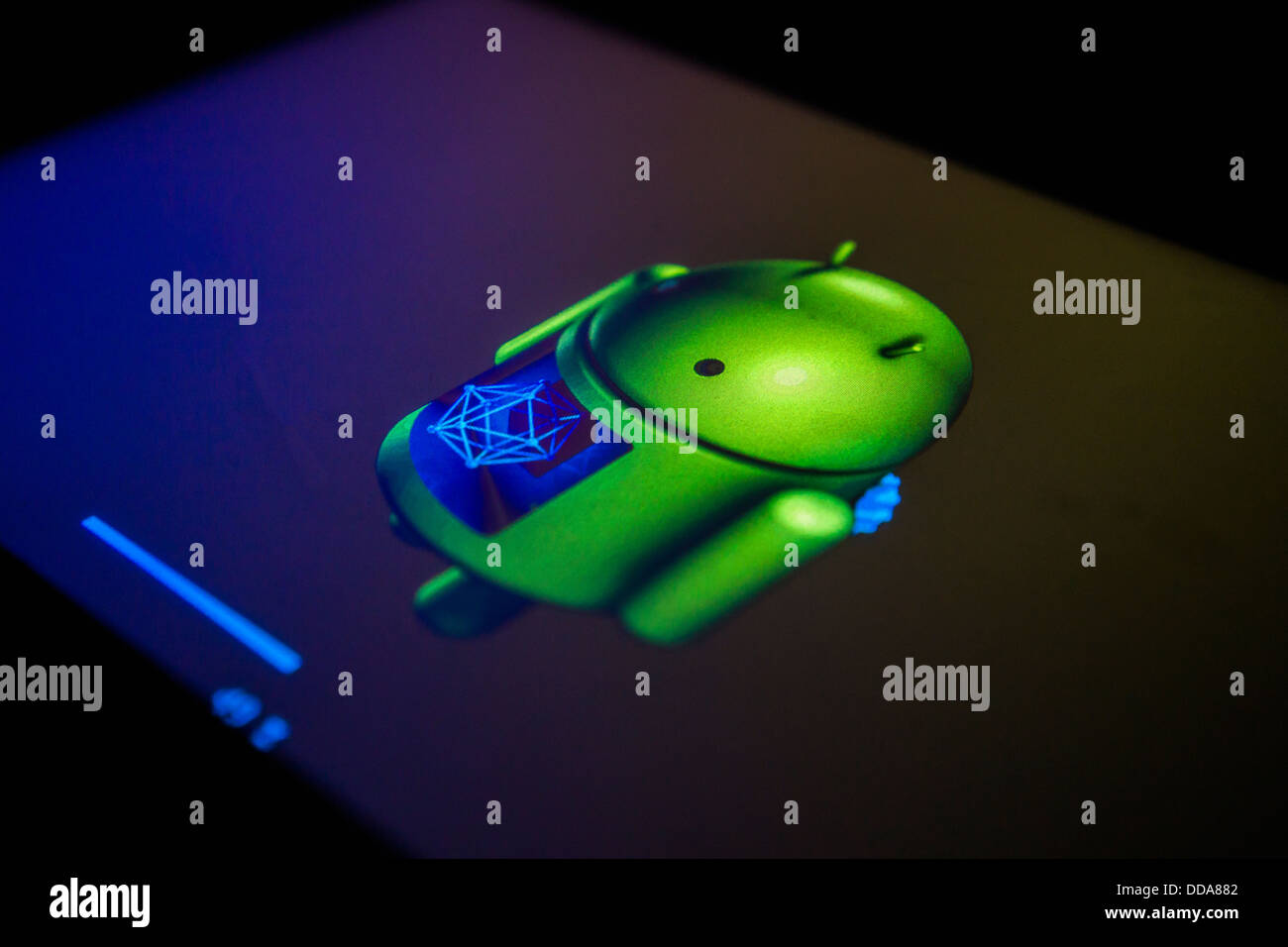 Il piccolo uomo Android compare durante un aggiornamento del sistema operativo Android su un tablet Samsung Foto Stock