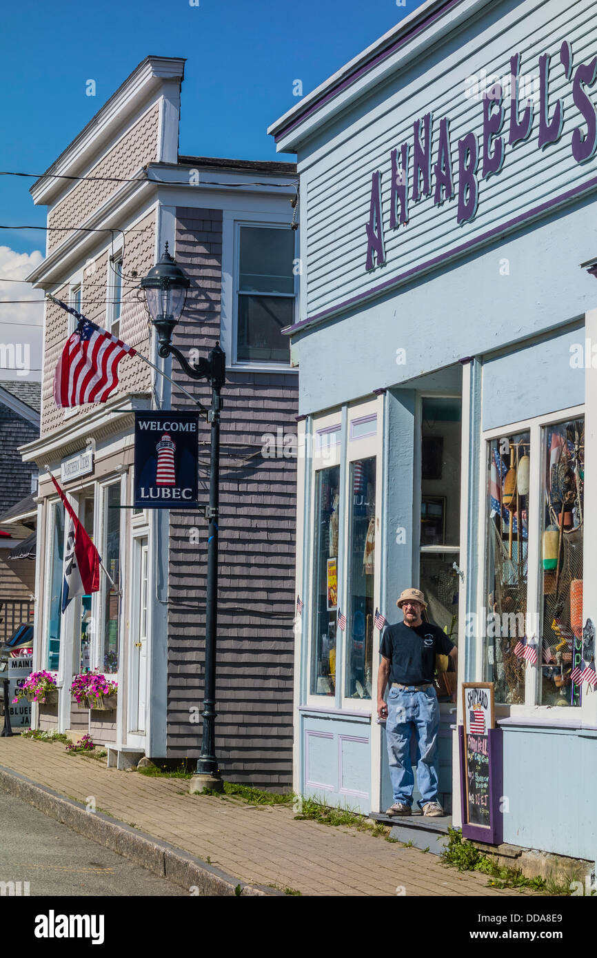 La barista Annabell's bar di Lubec, Maine sorge nella porta anteriore di fumare una sigaretta. Foto Stock