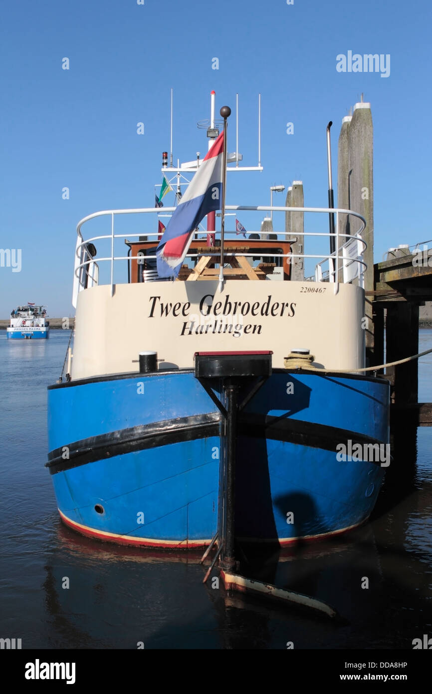 Barca ormeggiata nel porto di Harlingen, Paesi Bassi Foto Stock