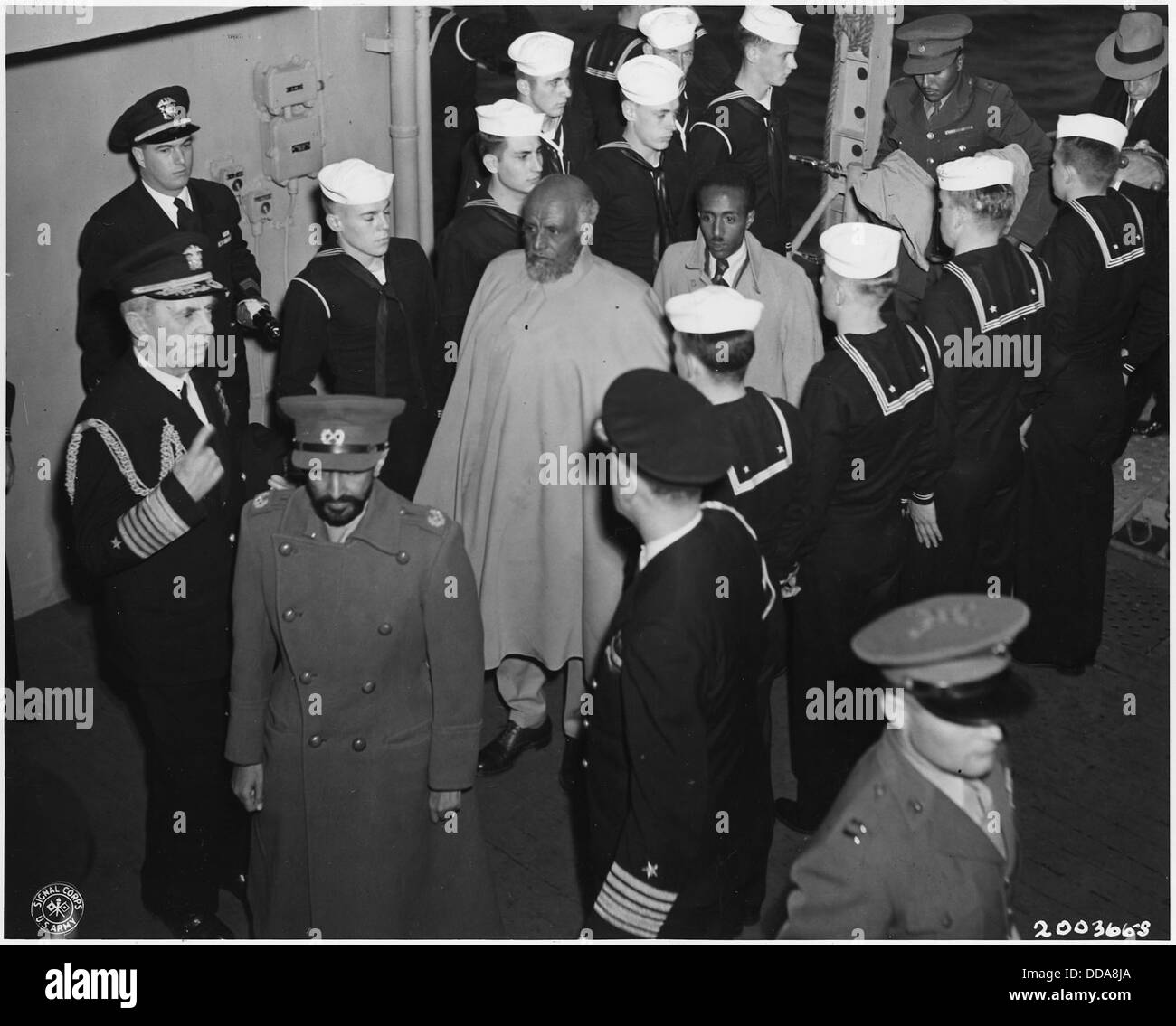 Questa fotografia mostra l'imperatore Hailé Selassié d'Etiopia che visita la USS Quincy nel grande Lago Bitter, in Egitto. La visita ha avuto luogo nei primi anni '1950 e mette in evidenza le relazioni diplomatiche tra Etiopia e Stati Uniti. Foto Stock