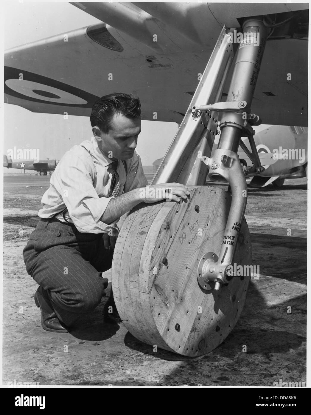 Le ruote in legno vengono aggiunte a un aereo da caccia P-51 Mustang per facilitare il movimento sulla rampa dell'aeroporto di Inglewood. Foto Stock