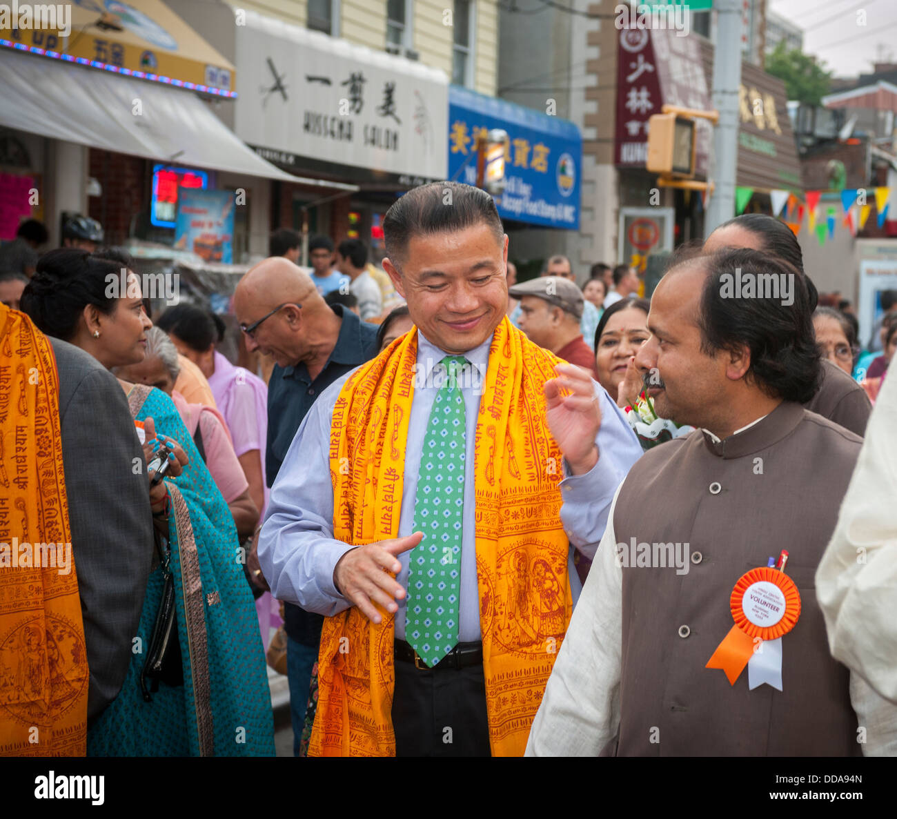 NYC Comptroller e Mayoral candidato Giovanni Liu fa una campagna stop al centro indù nel Queens a New York Foto Stock