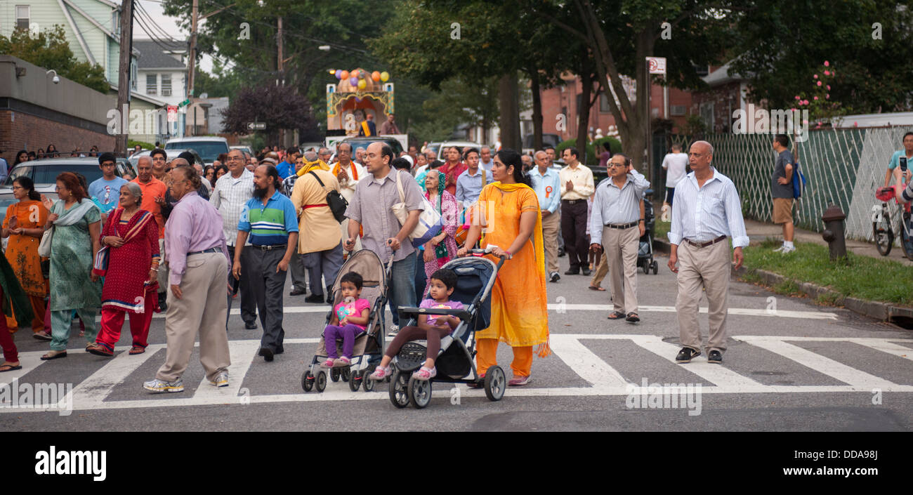 Centinaia di membri del Centro indù marzo attraverso il quartiere di lavaggio in New York Foto Stock