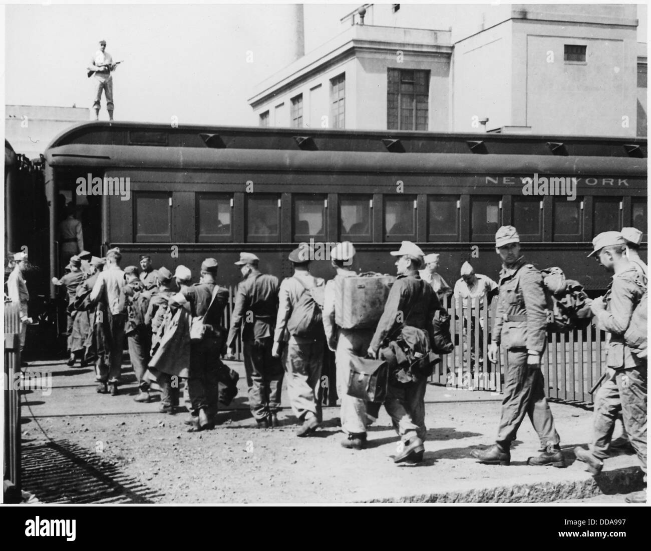 Prigionieri di guerra tedeschi (prigionieri di guerra) salgono a bordo di un treno a Boston durante la seconda guerra mondiale, catturati come parte degli sforzi bellici alleati. Foto Stock