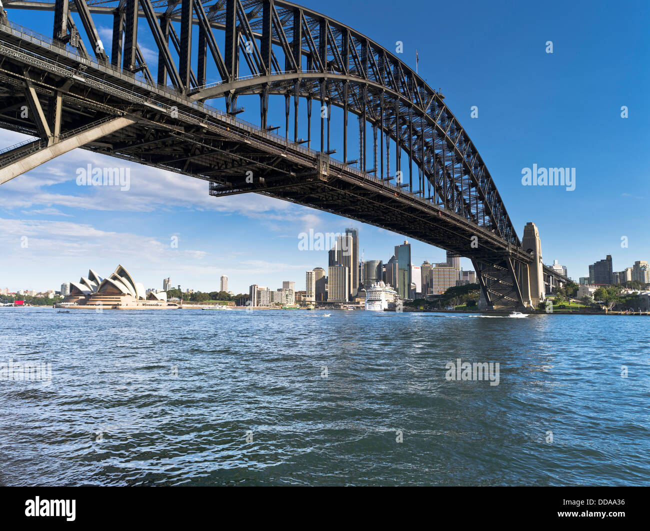 Dh Porto di Sydney Australia Sydney Opera House Sydney Harbour Bridge porto cittadino Foto Stock