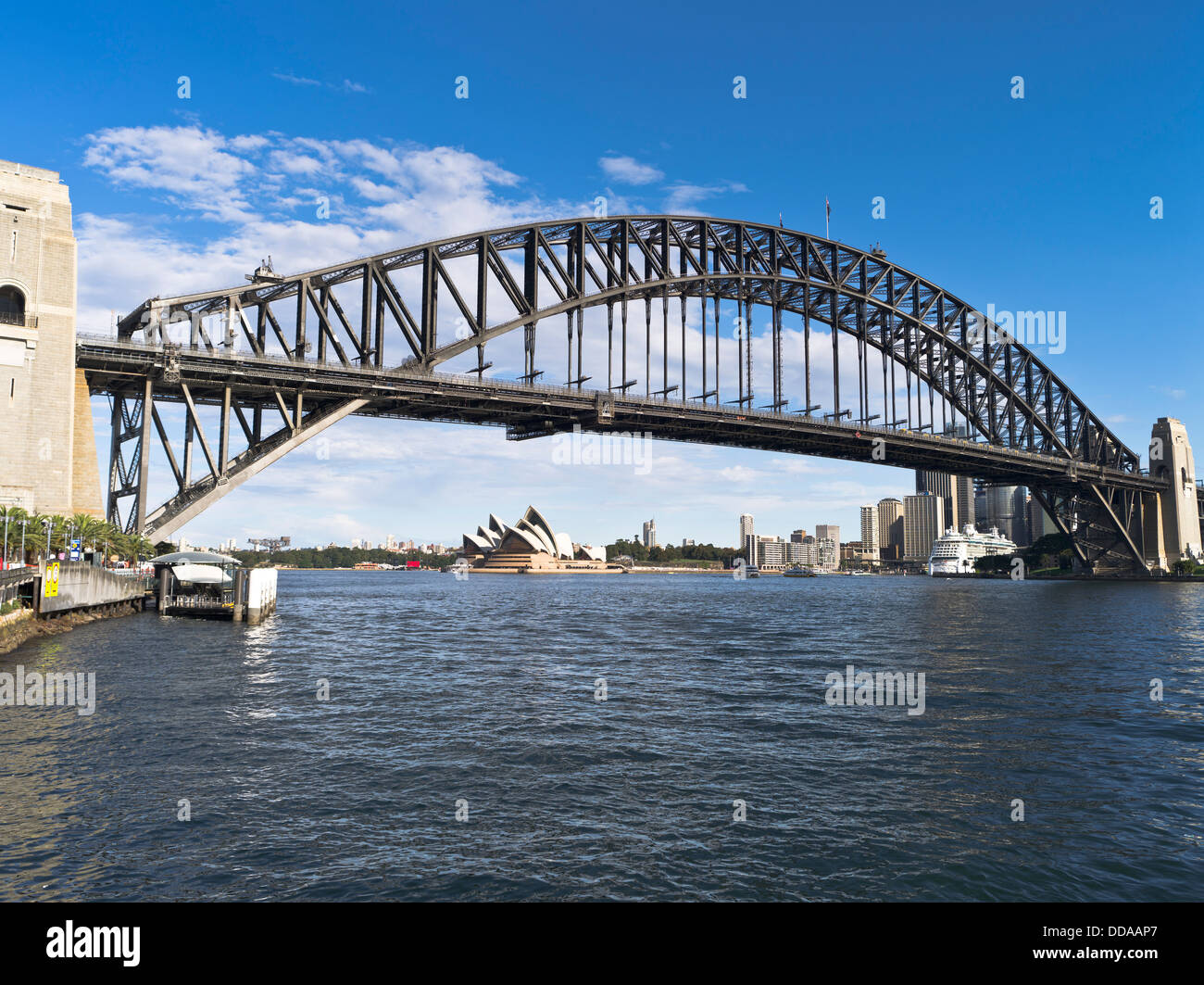 Dh Porto di Sydney Australia Sydney Opera House Sydney Harbour Bridge city Foto Stock
