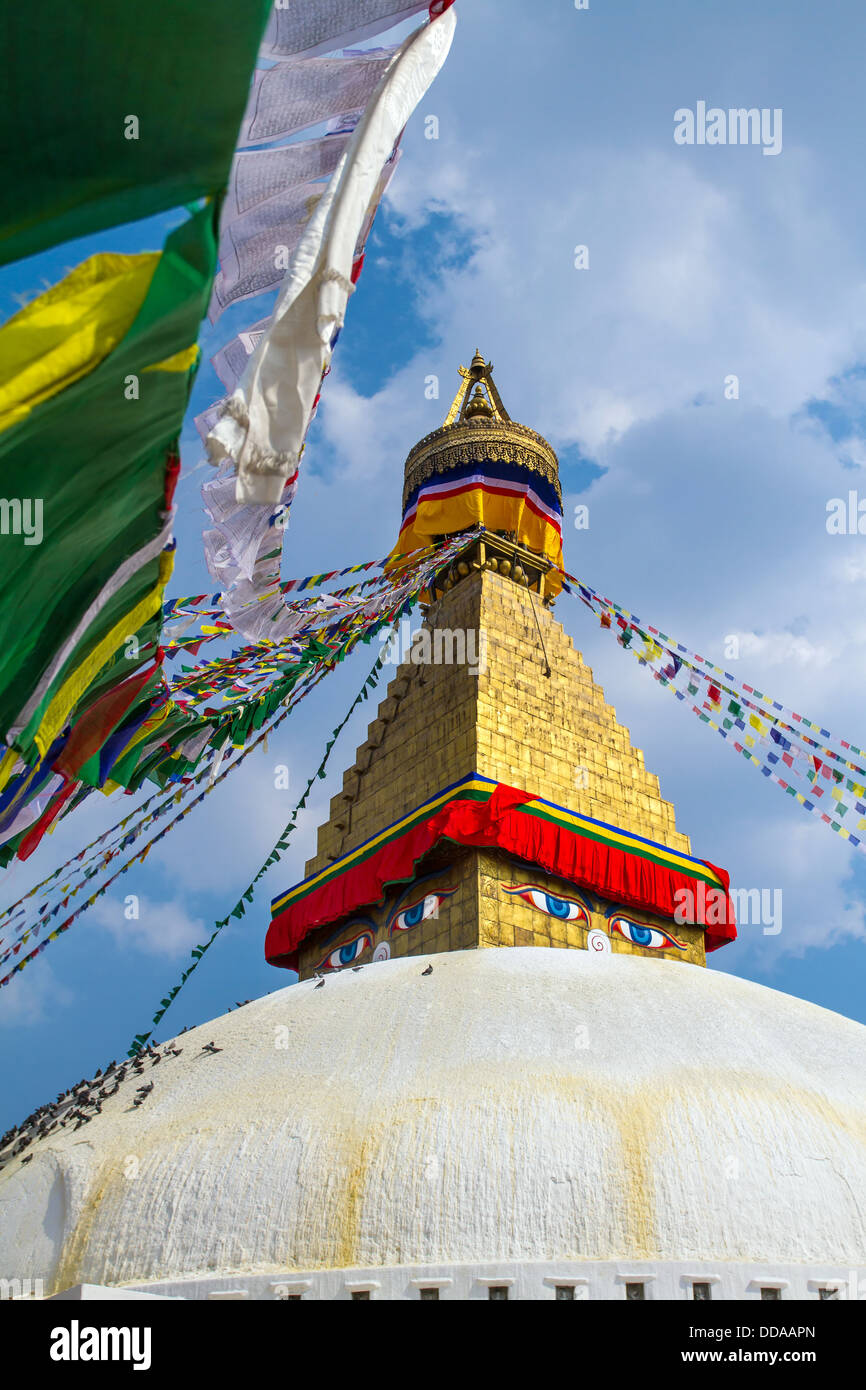 Santuario buddista Stupa Boudhanath con il Buddha saggezza gli occhi e pregando bandiere in Kathmandu, Nepal Foto Stock